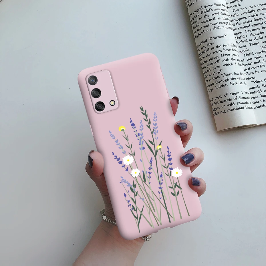 Una persona que sostiene un teléfono celular rosa con un diseño de flores