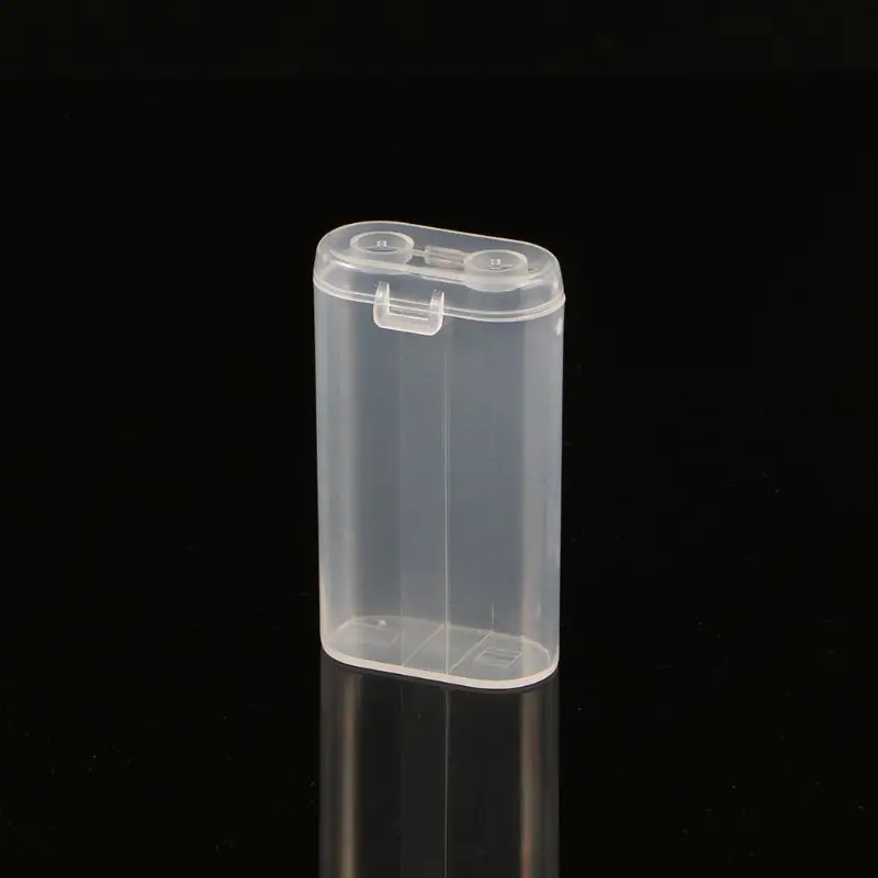 Un recipiente de plástico transparente con tapa blanca