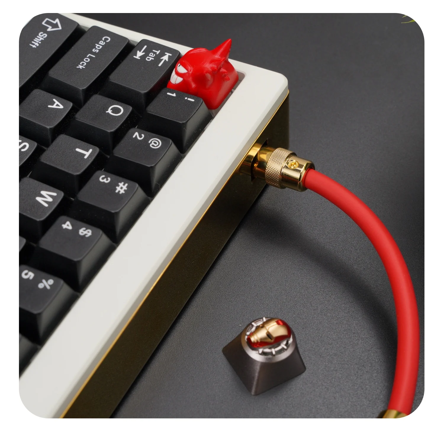 Un teclado con un alambre rojo y una tapa de teclas