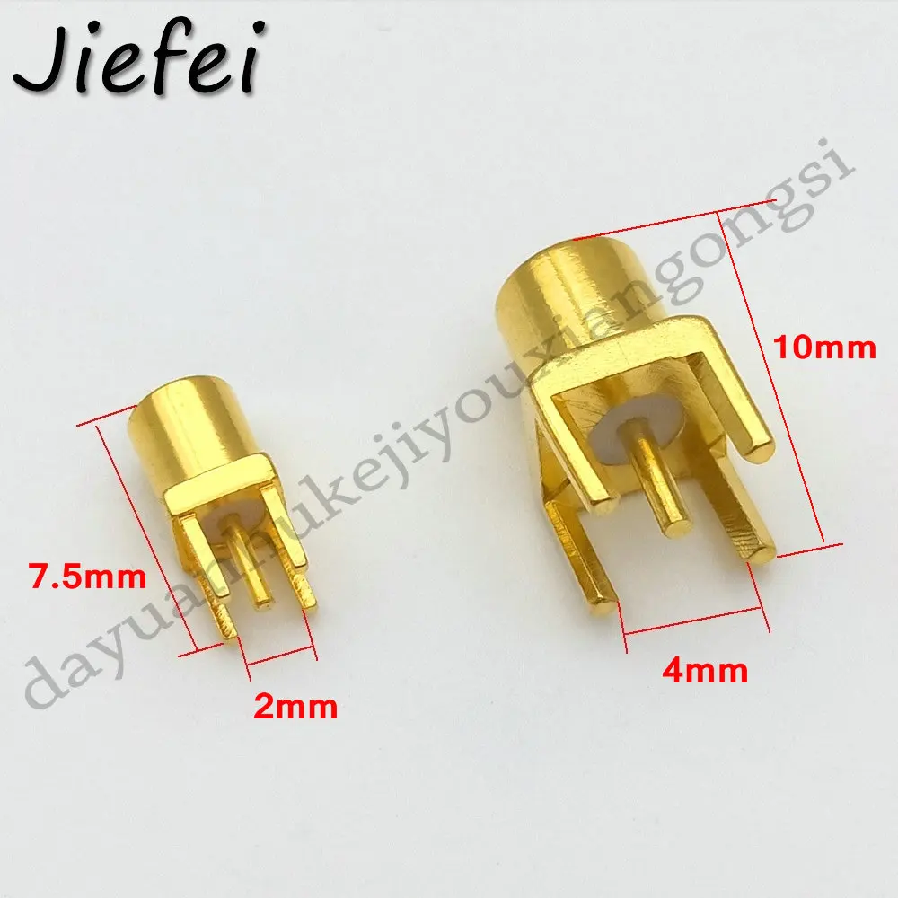 Dos enchufes de oro con un 7