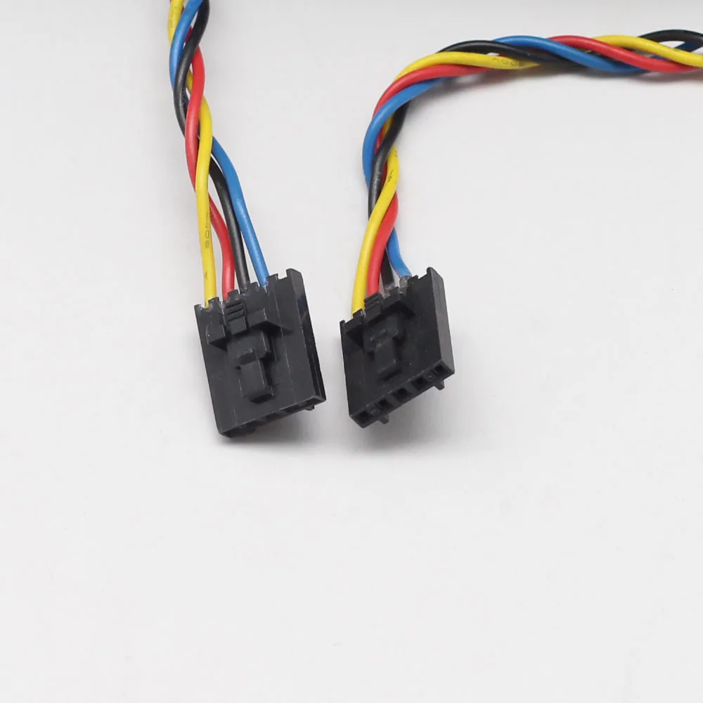 Un par de cables negros y amarillos están sobre un fondo blanco.