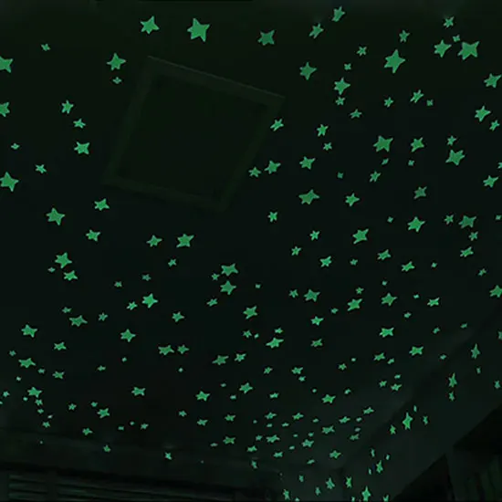 Una habitación con un techo estrellado verde