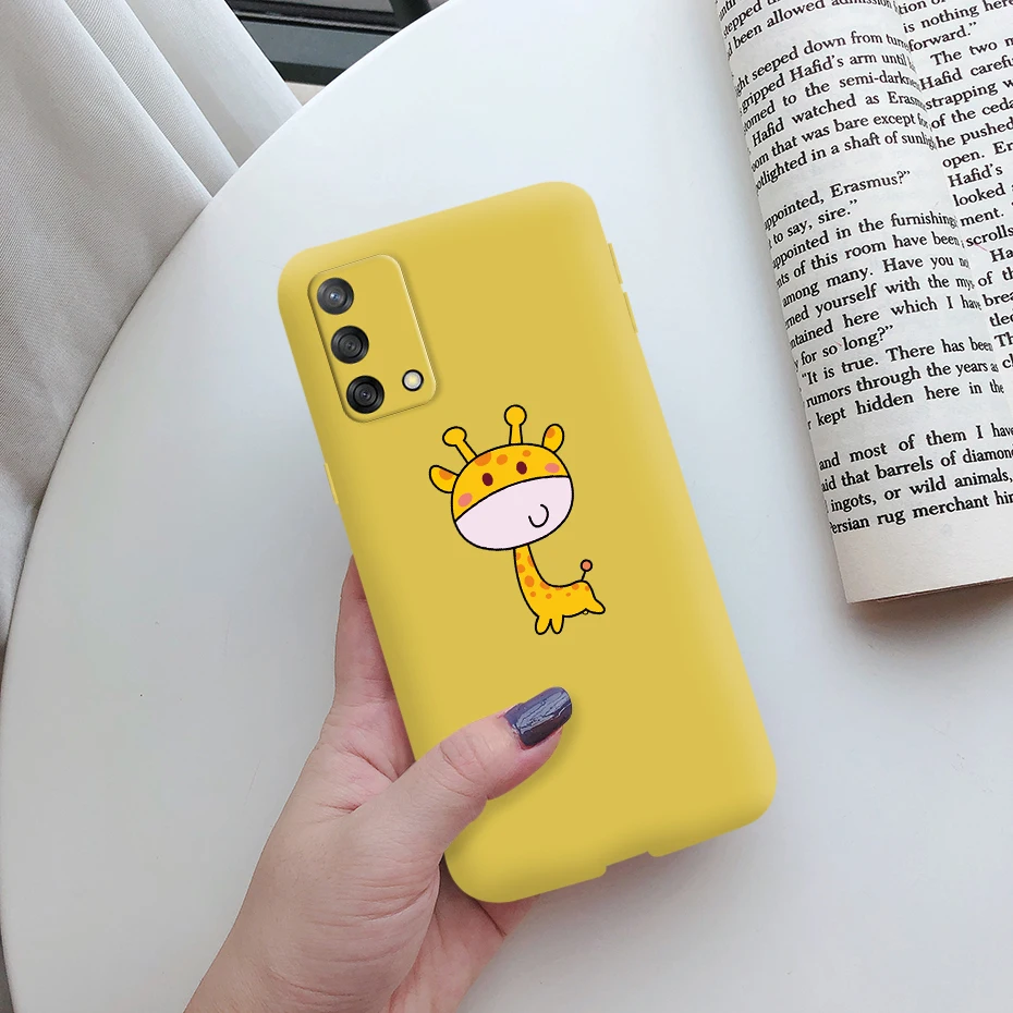 Una persona que sostiene un teléfono celular amarillo con una jirafa