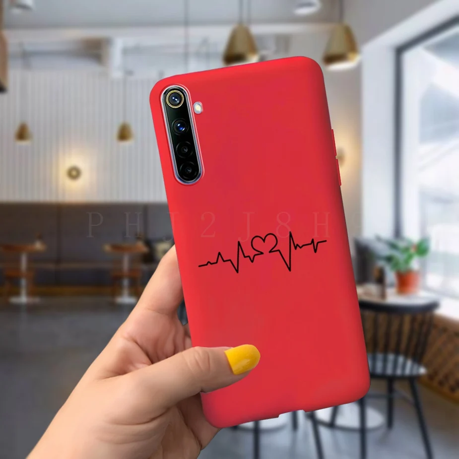 Una persona que sostiene un teléfono con un teléfono rojo con un diseño de latidos