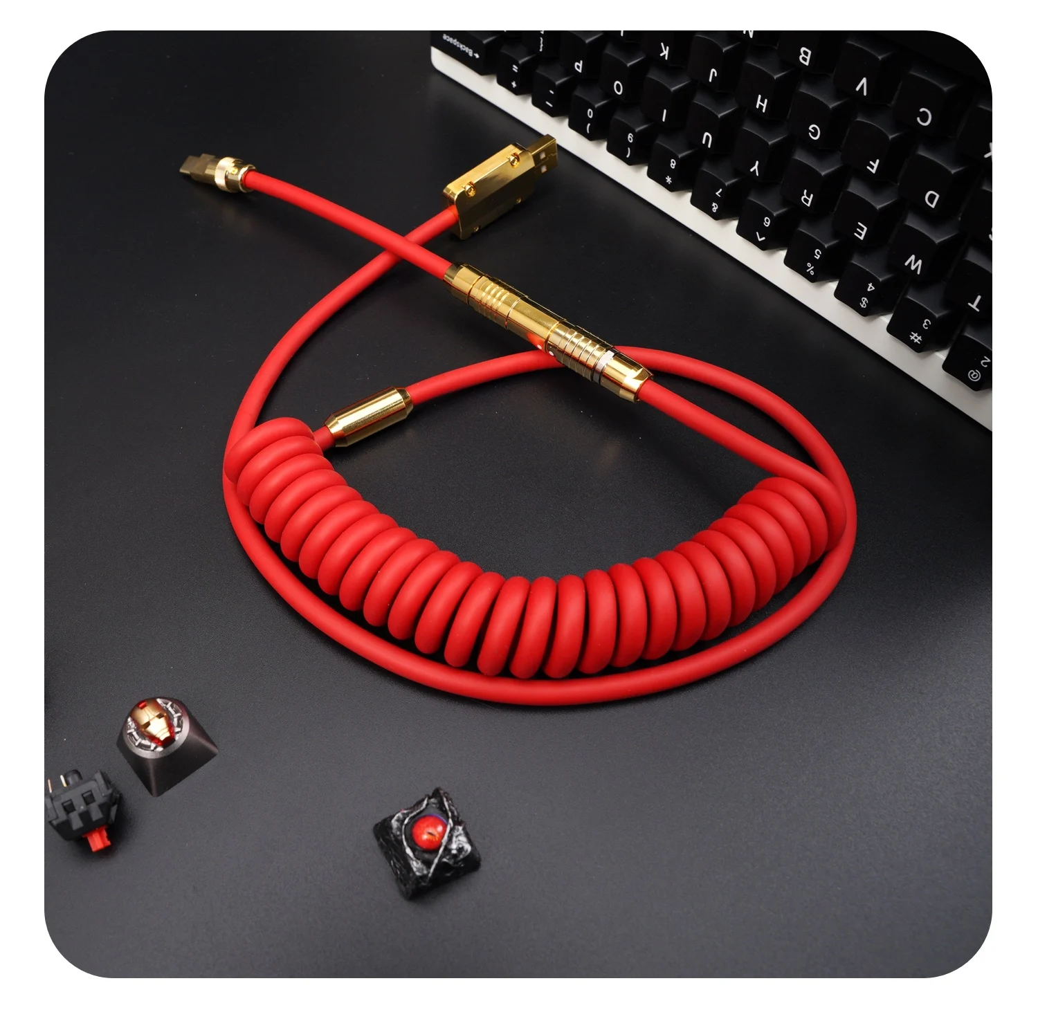 Un cable rojo se coloca en una mesa al lado de un teclado