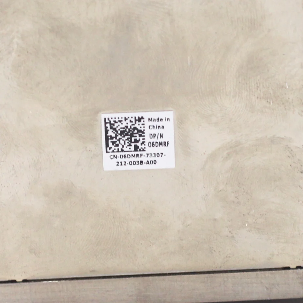 Una pegatina blanca con un código de barras en la pared