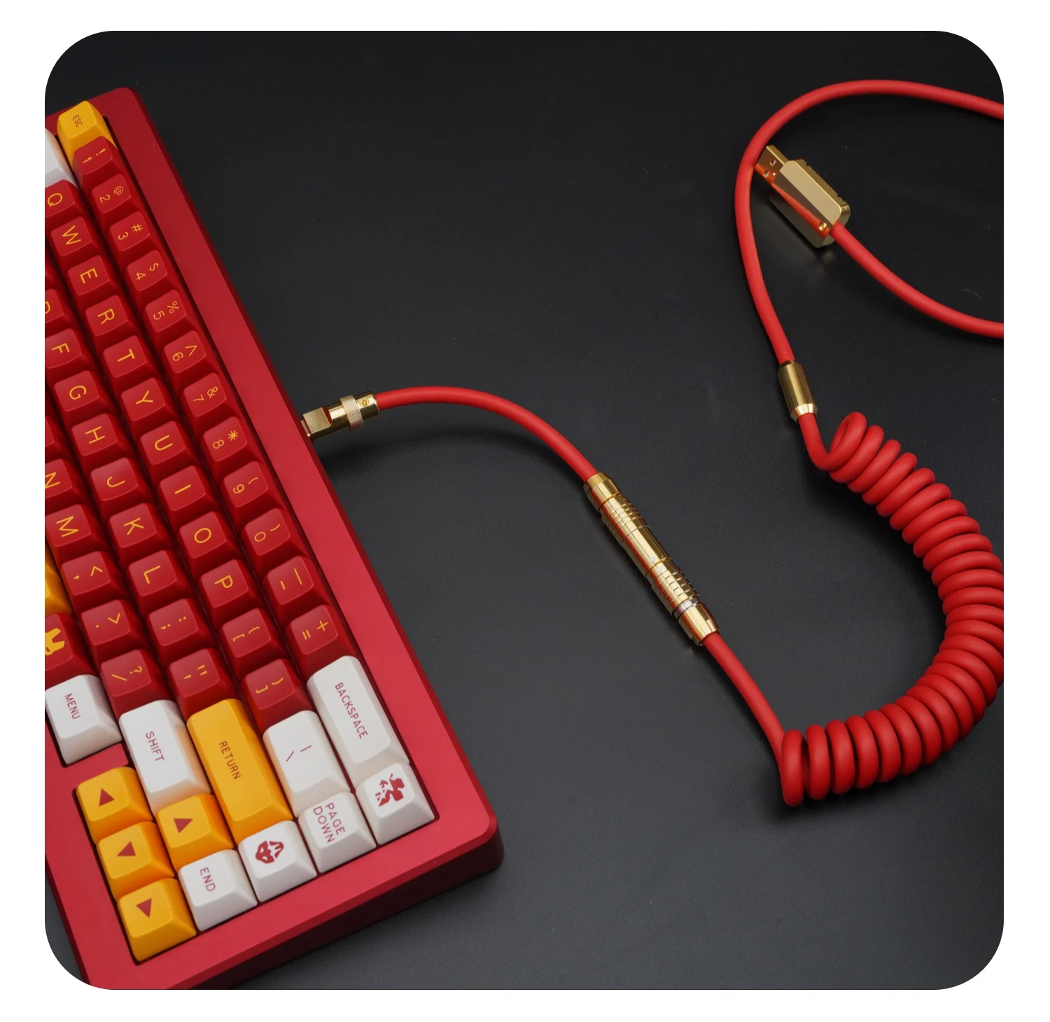 Un teclado rojo con cable y tecla de corazón