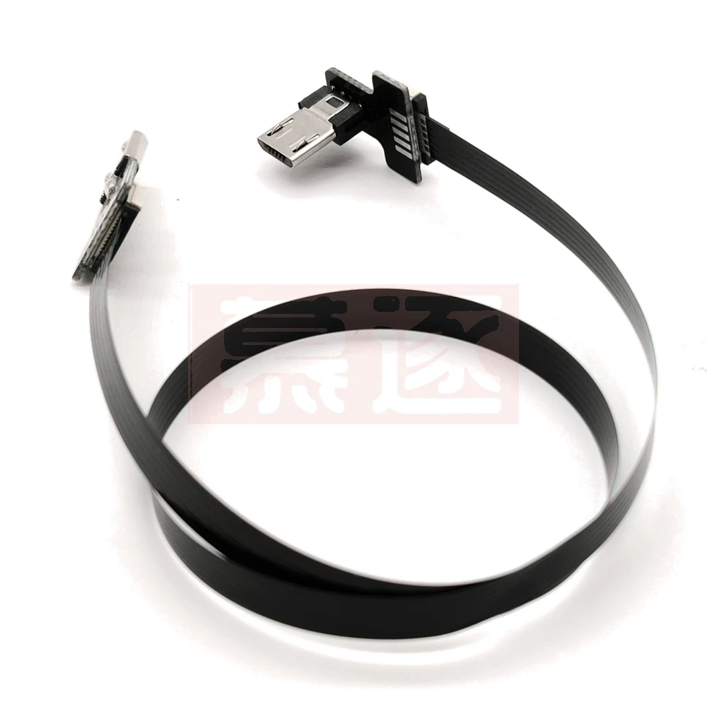 Un cable negro con un conector USB en el final