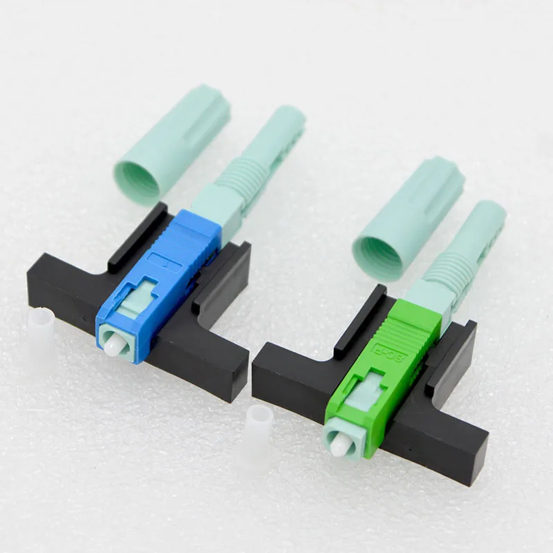 Dos enchufes verdes y azules sobre un fondo blanco