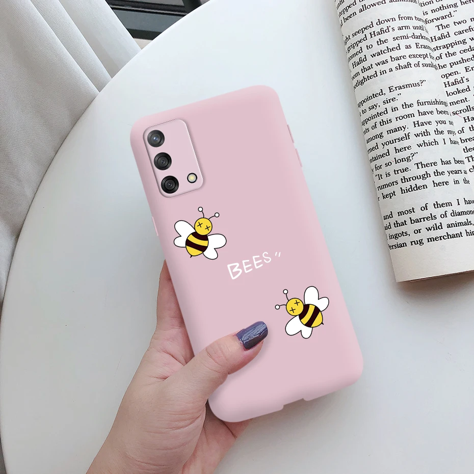 Un teléfono celular rosa con abejas