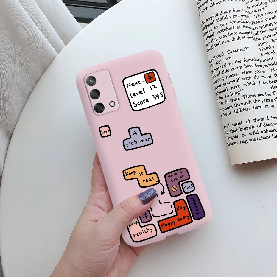 Una persona que sostiene un teléfono celular rosa con una caricatura en la parte posterior