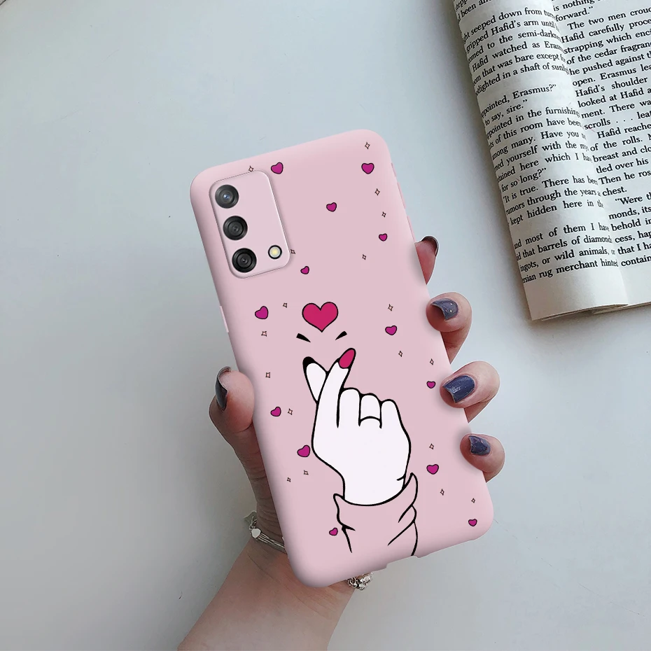 Una persona que sostiene un teléfono celular rosa con un corazón