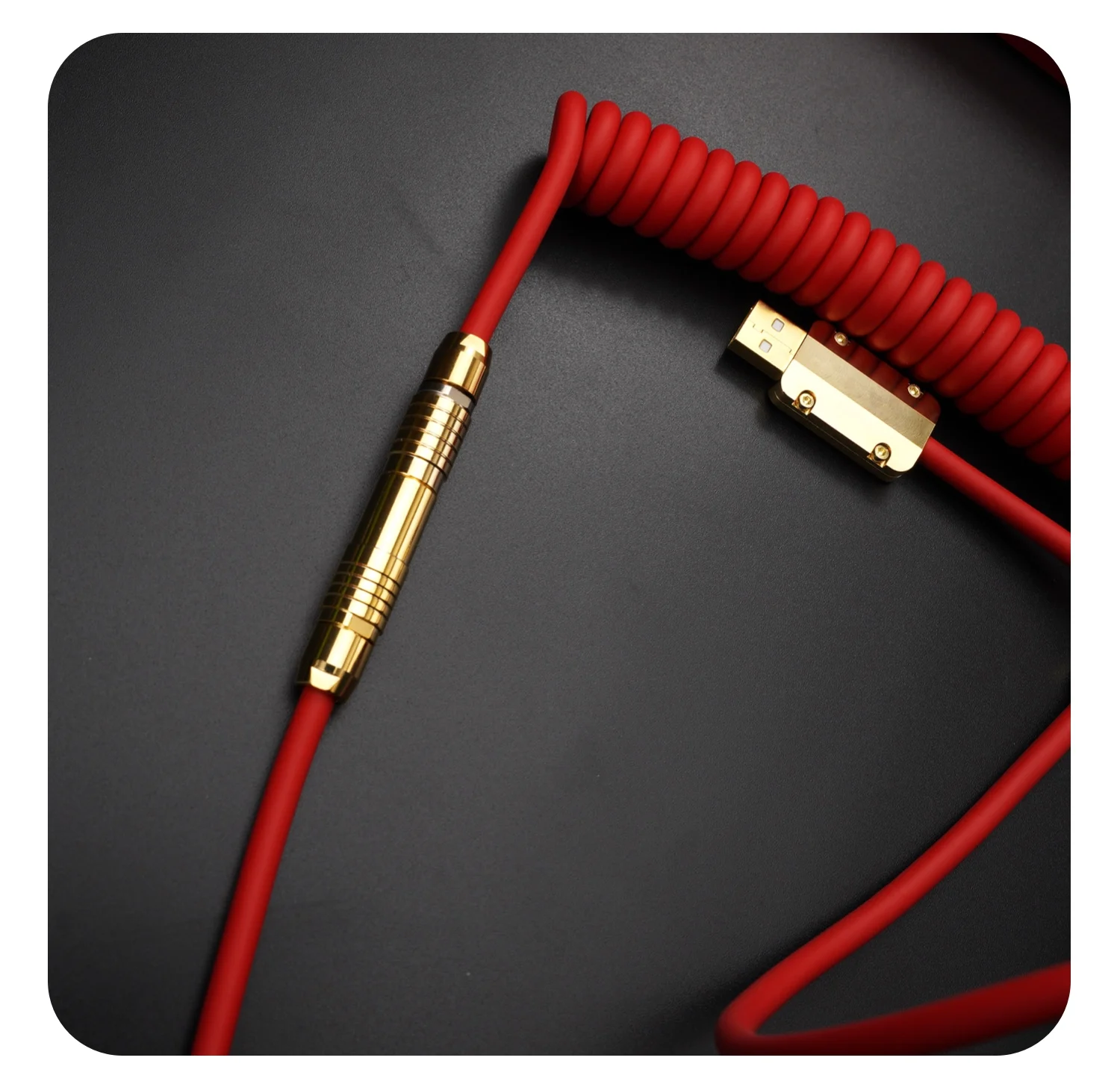 Un cordón rojo con un conector de oro