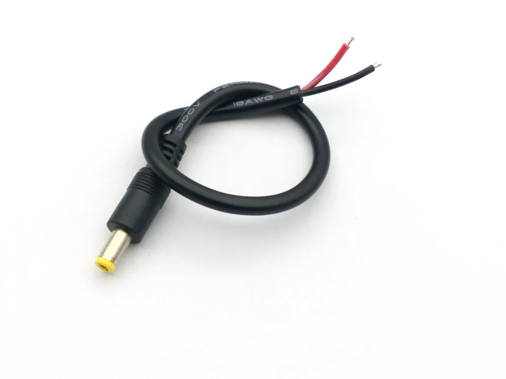 Un cordón negro con un conector amarillo en el extremo