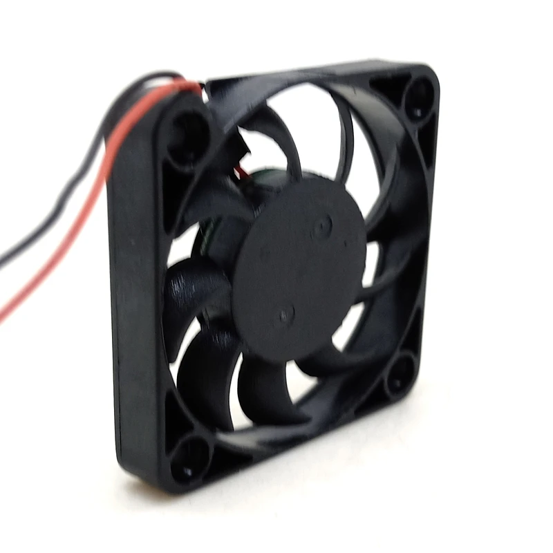 Un ventilador negro con un alambre rojo unido
