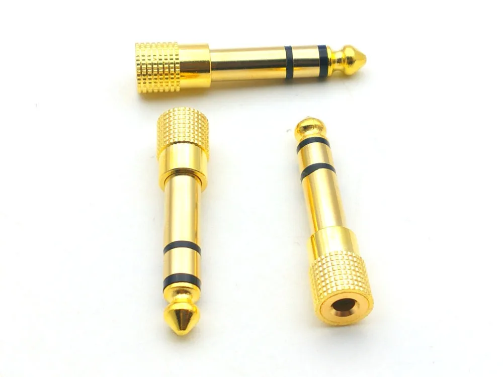 Un tornillo de color dorado y una tuerca sobre un fondo blanco