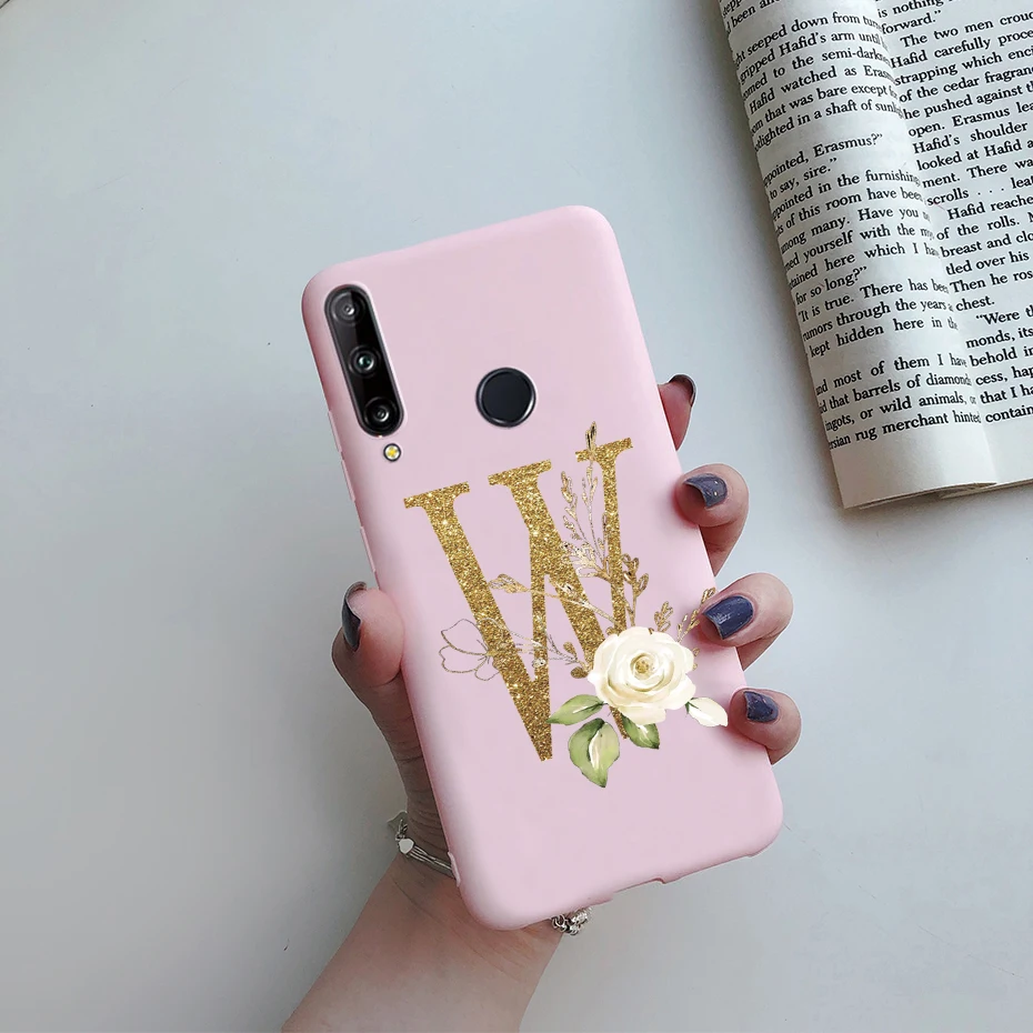 Un teléfono celular rosa con un dorado w