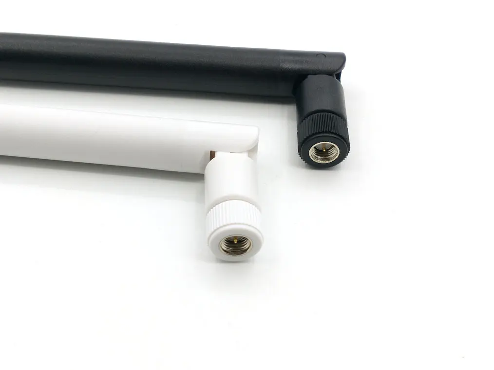 Una lente de cámara blanca y negra sobre un fondo