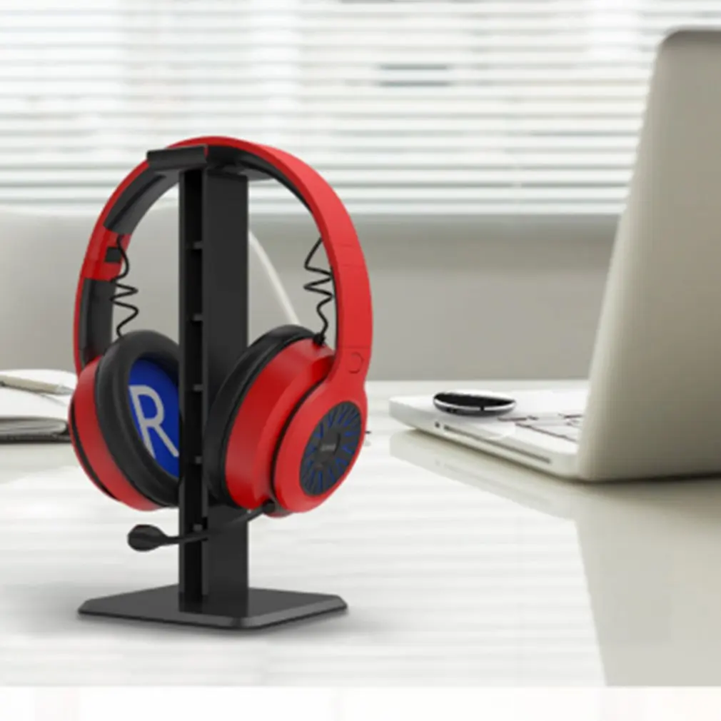 Un auricular rojo y negro en un soporte