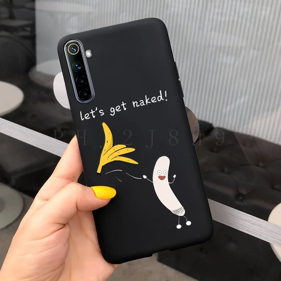 Una persona sosteniendo un teléfono con un plátano y un hot dog en él