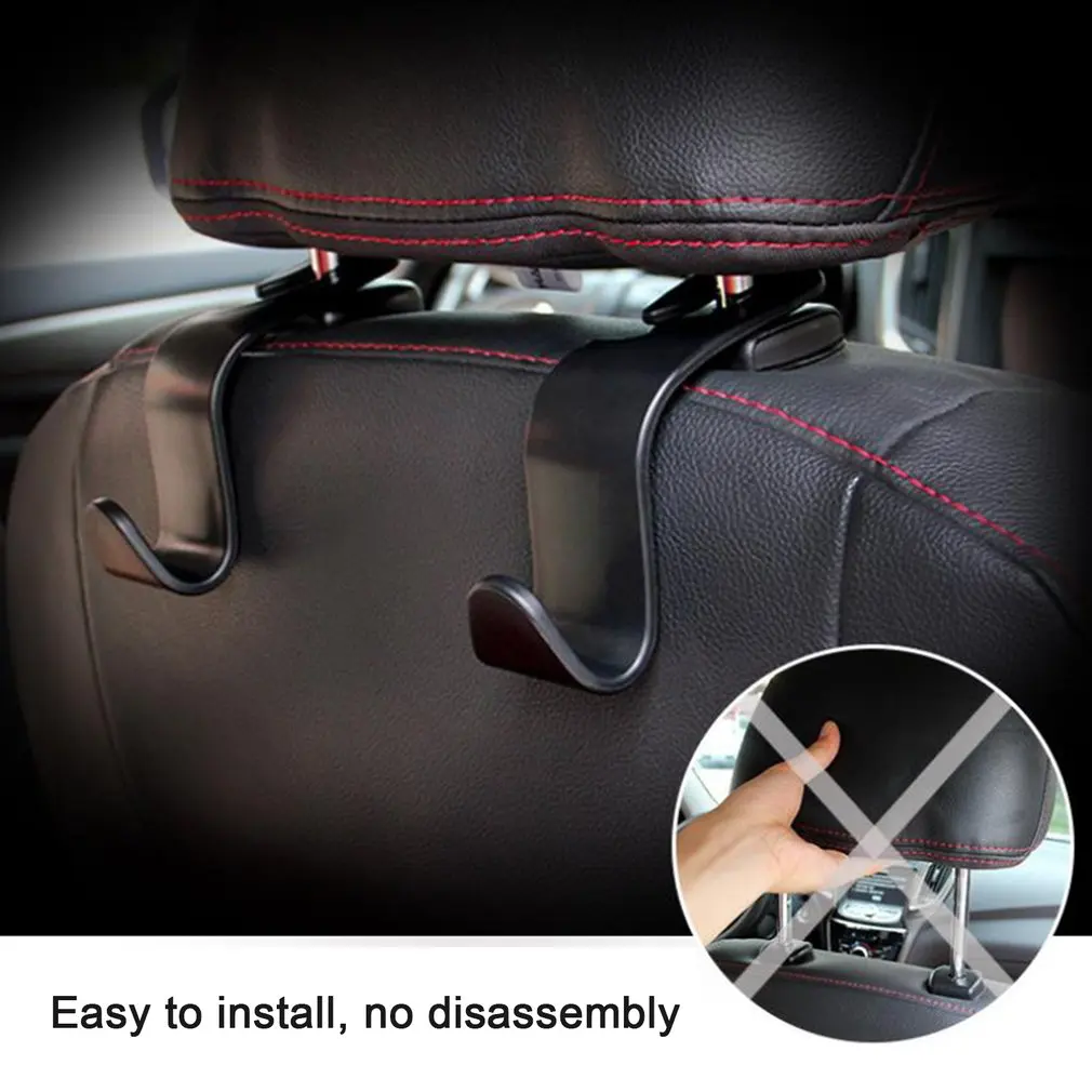 Un asiento negro con una franja roja y una mano que sostiene el asiento