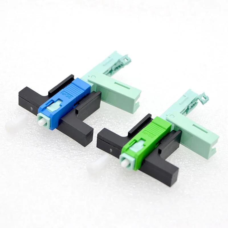 Dos partes de pistola de plástico verde y azul