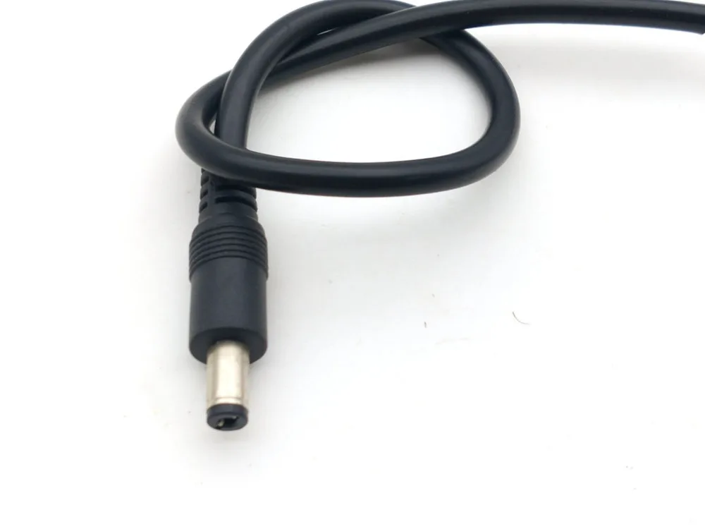 Un cable negro con un conector en el extremo