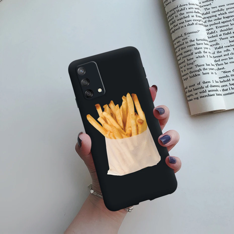 Una persona que sostiene un teléfono celular con una foto de papas fritas
