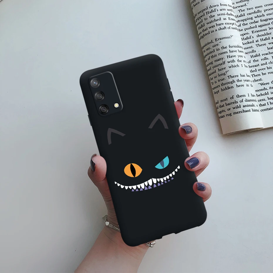 Una persona sosteniendo un teléfono con una cara de gato en él