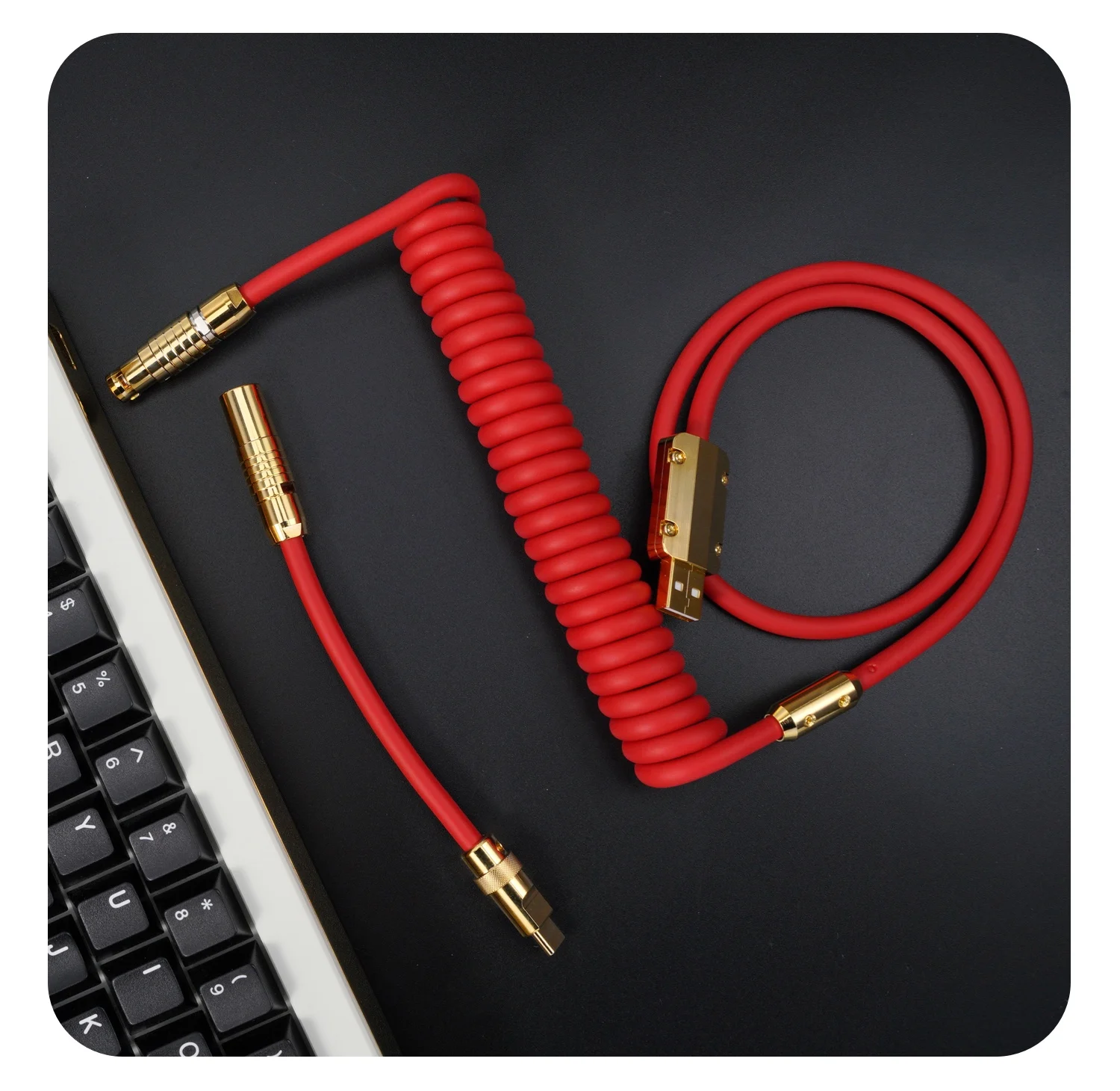 Un cable rojo con tapones dorados en una mesa negra