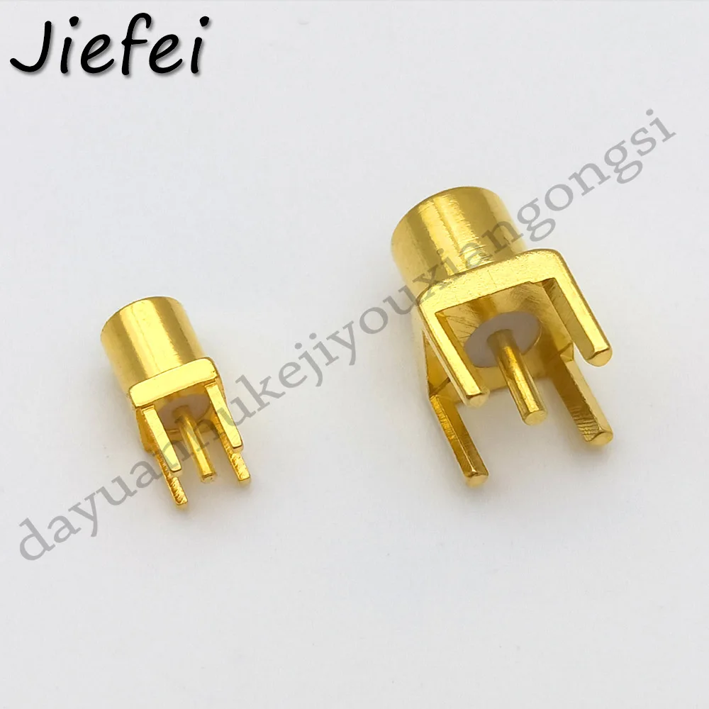 Dos enchufes de oro sobre un fondo blanco