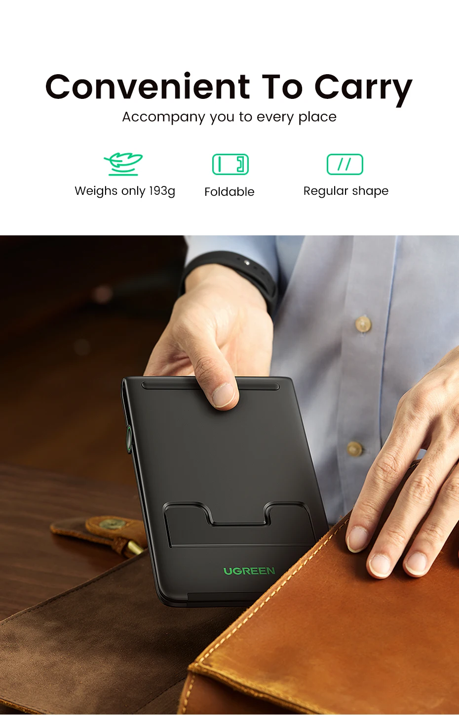 Un hombre sosteniendo un estuche negro en la mano