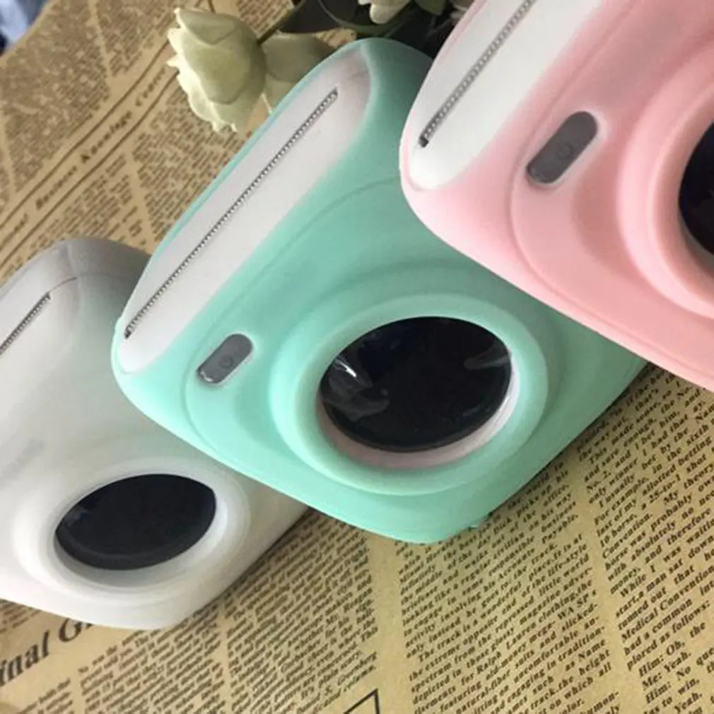 Tres cámaras de colores diferentes están sentados en una mesa.