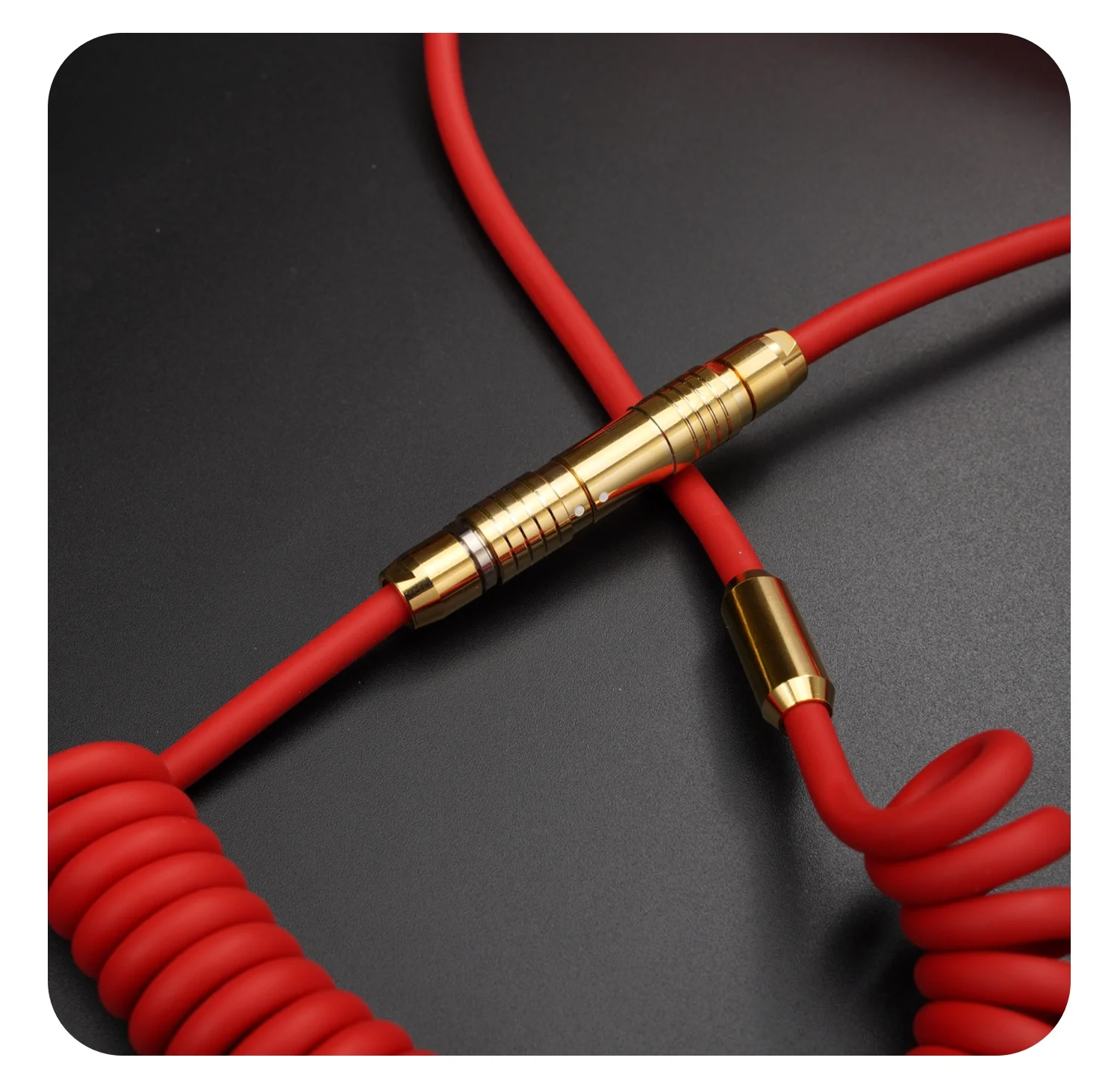 Un cordón rojo con un conector de oro