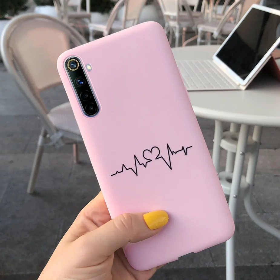 Una persona que sostiene un teléfono celular rosa con un diseño de latido