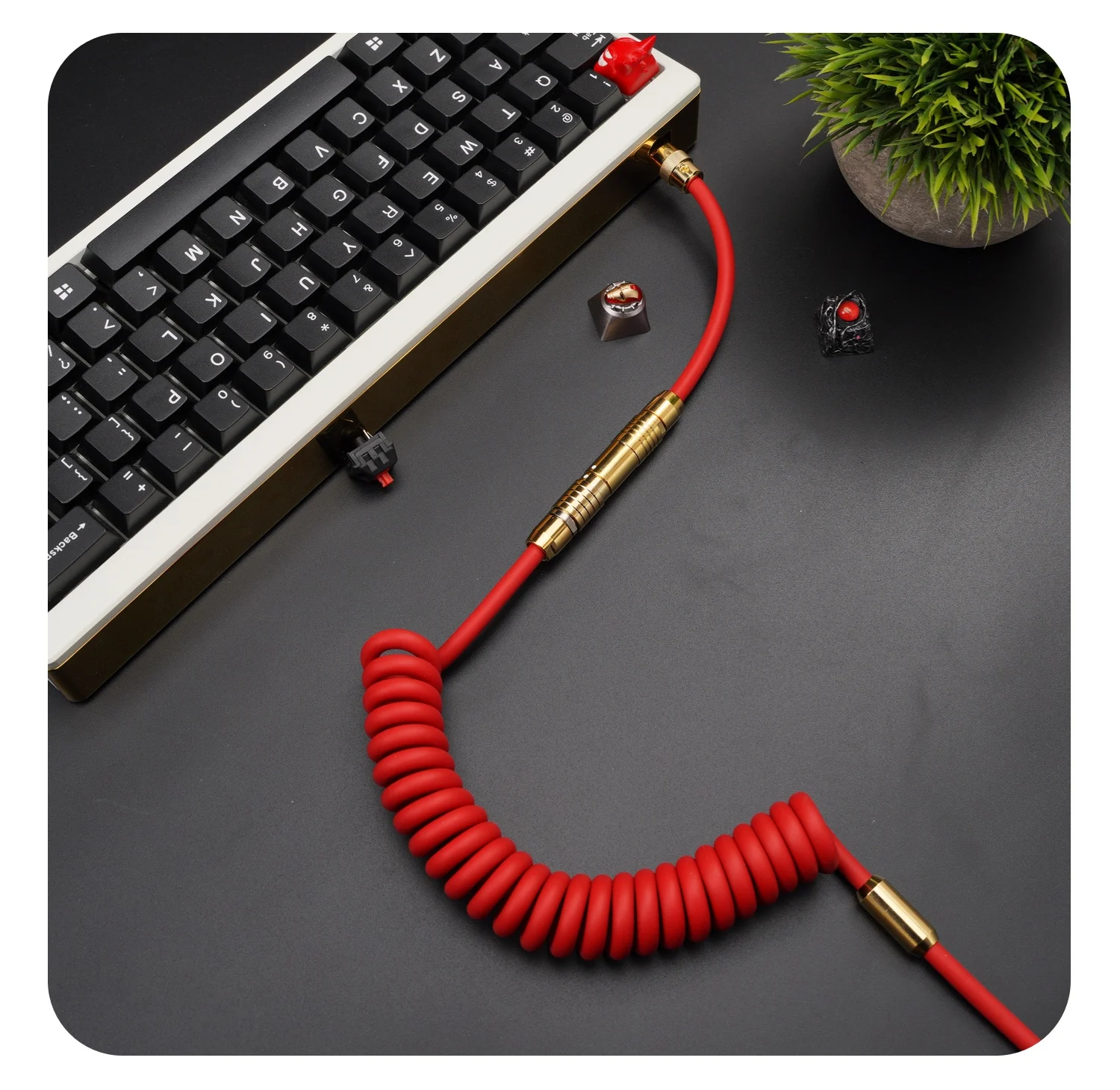 Un cable rojo está conectado a un teclado