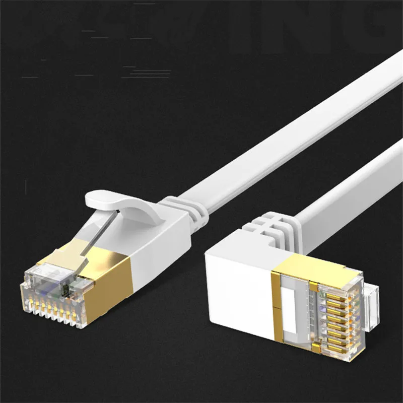 Se muestra un cable Ethernet blanco y dorado en dos posiciones diferentes.