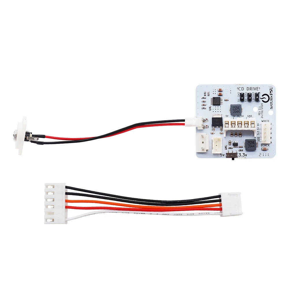 Un dispositivo electrónico blanco y negro con cables conectados