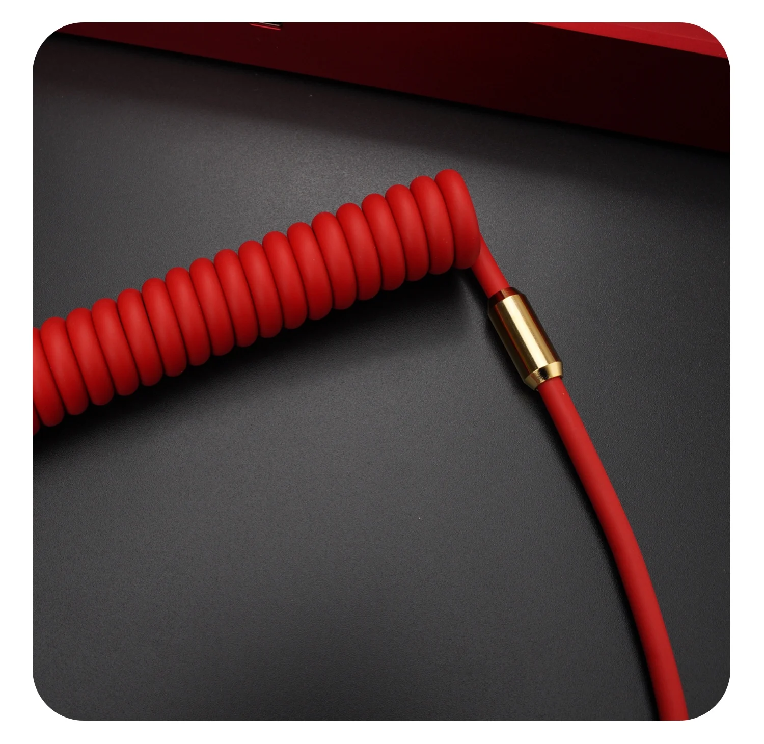 Un cordón rojo con un conector de oro