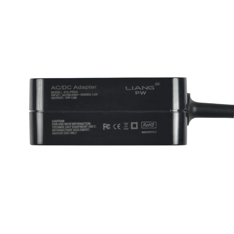 Un adaptador de AC/DC negro con cable