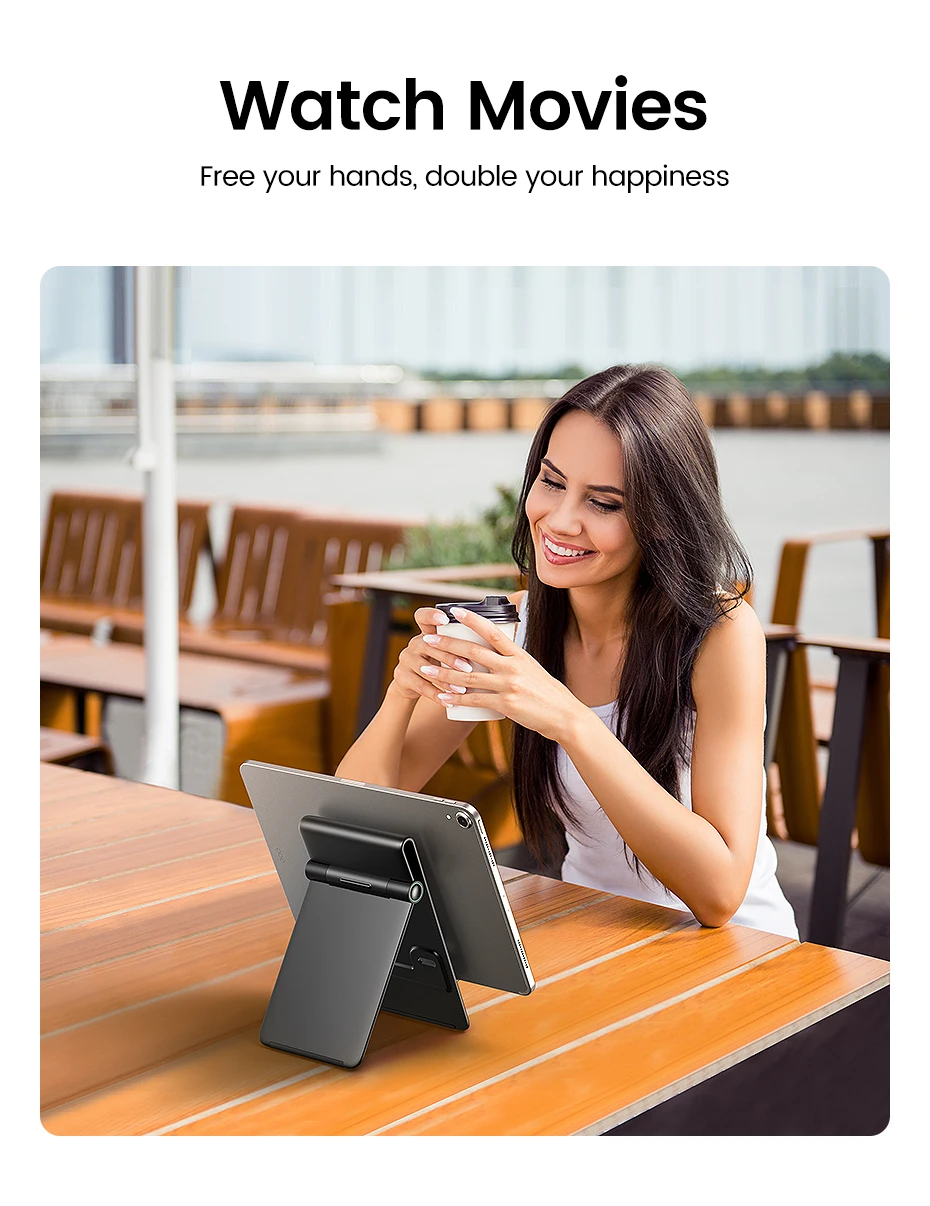 Una mujer sentada en una mesa con tableta