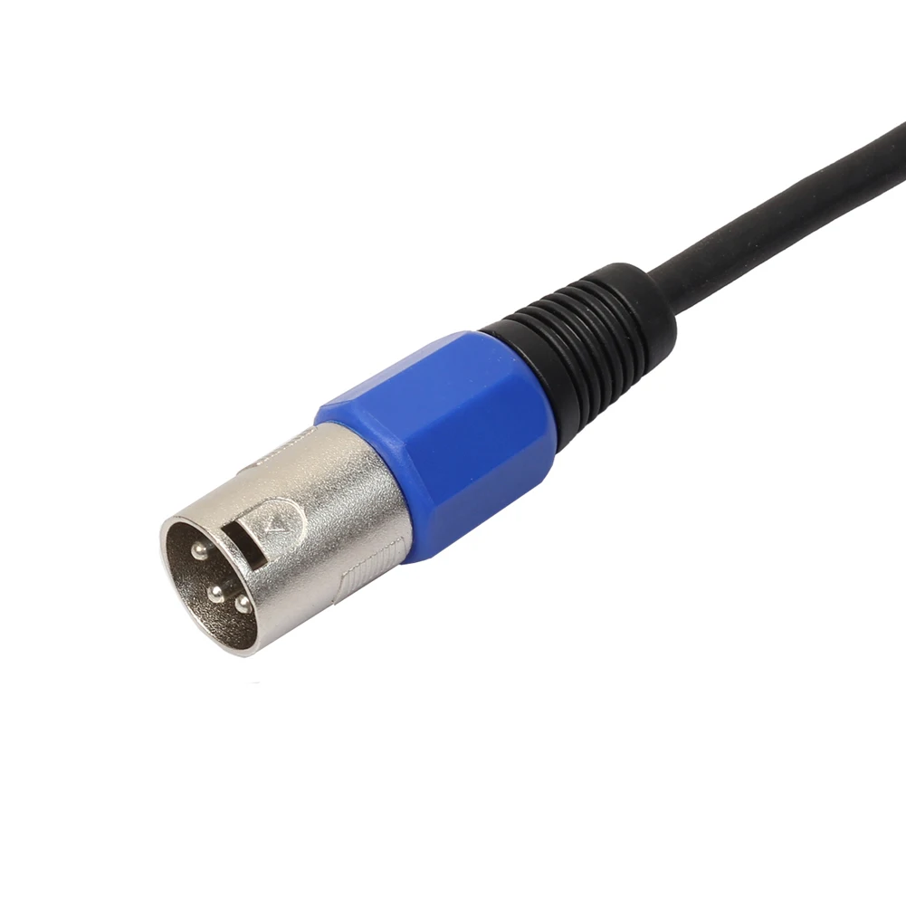 Un cordón azul y negro con un conector en el extremo