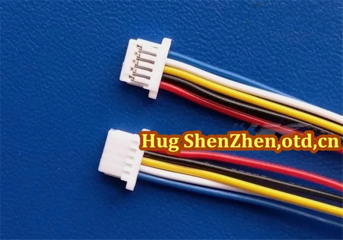 Un alambre blanco y negro con una franja amarilla