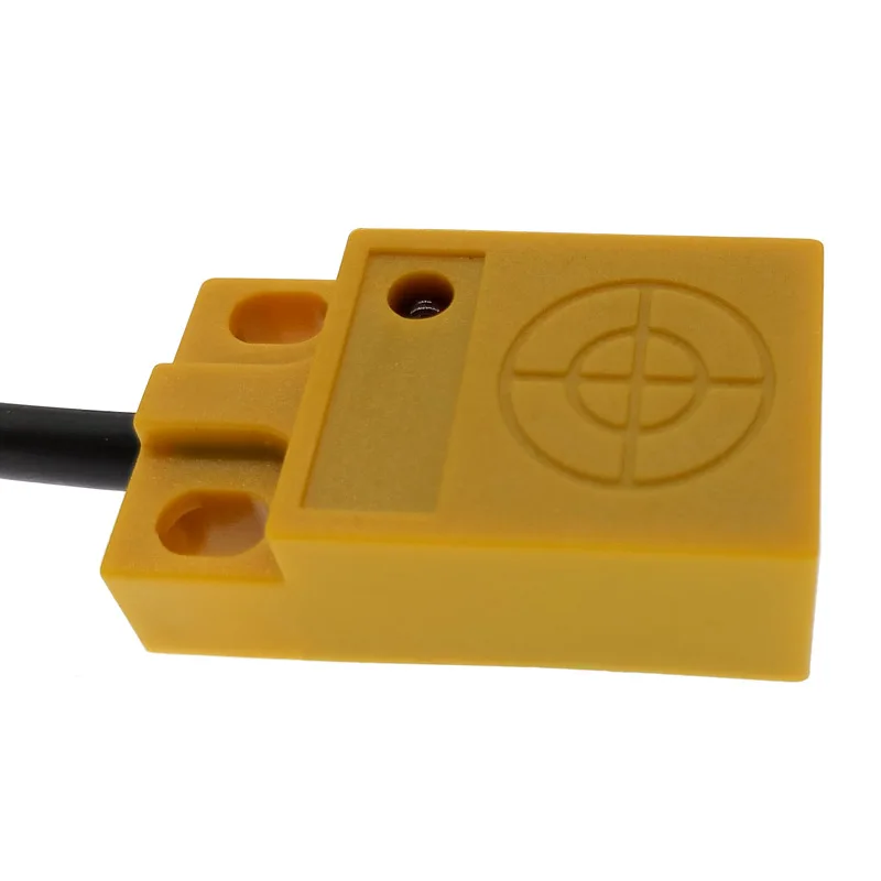 Un interruptor eléctrico amarillo con un cable negro