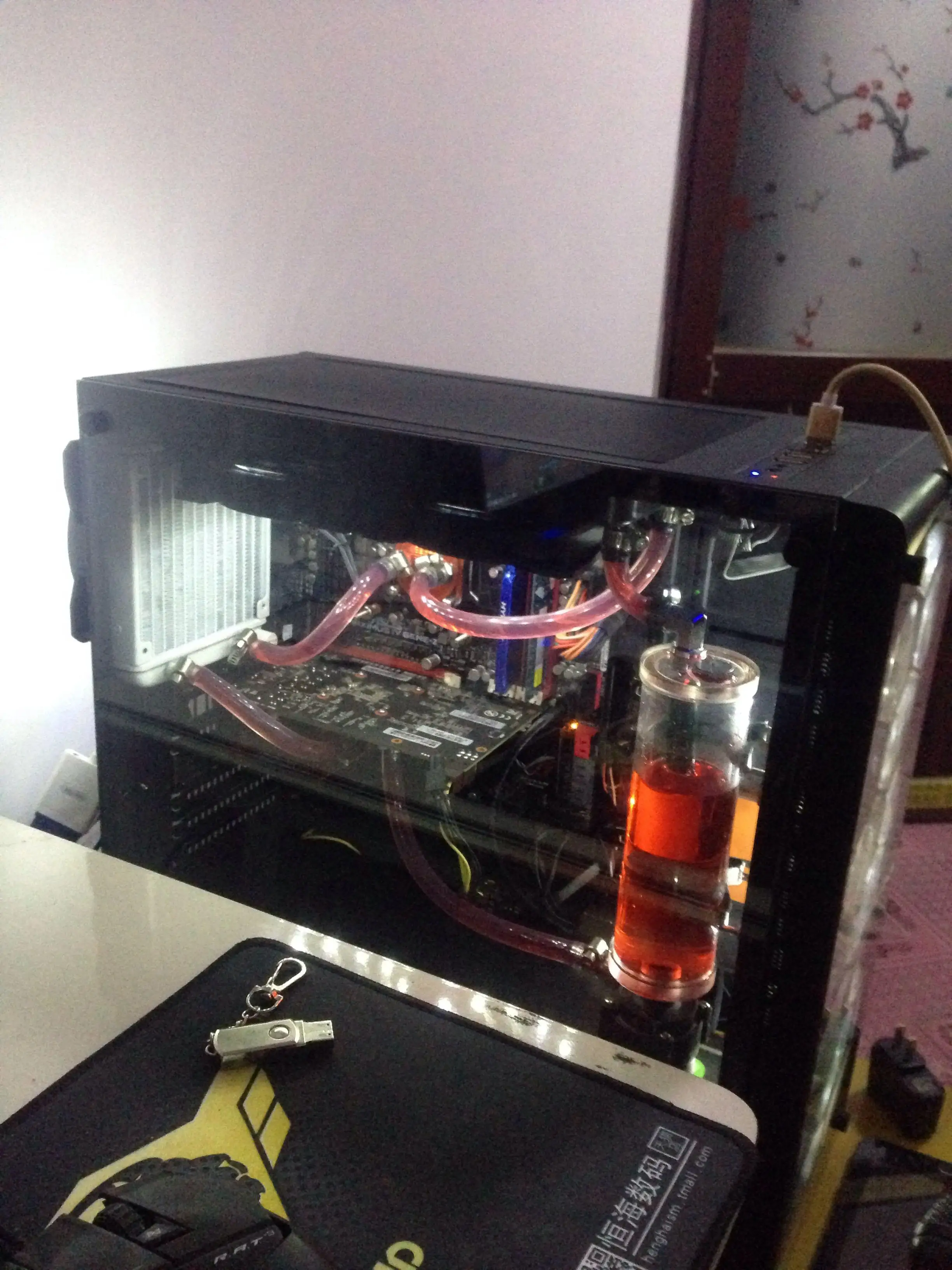 Una torre de computadora con una cadena clave encima