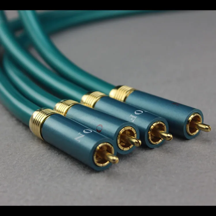 Un montón de cables azules con extremos dorados