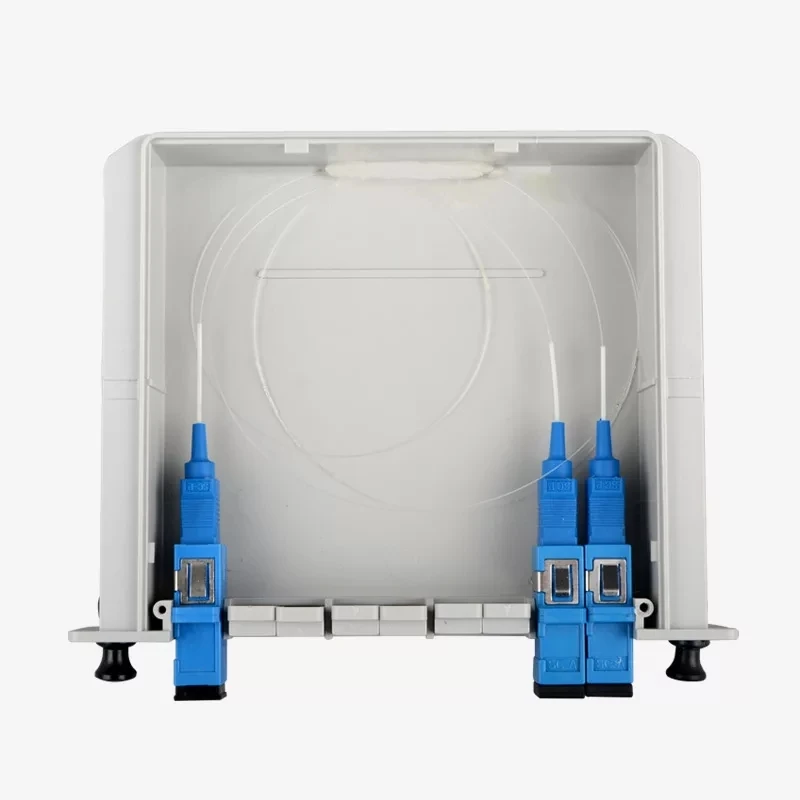 Una caja blanca con cables azules y enchufes