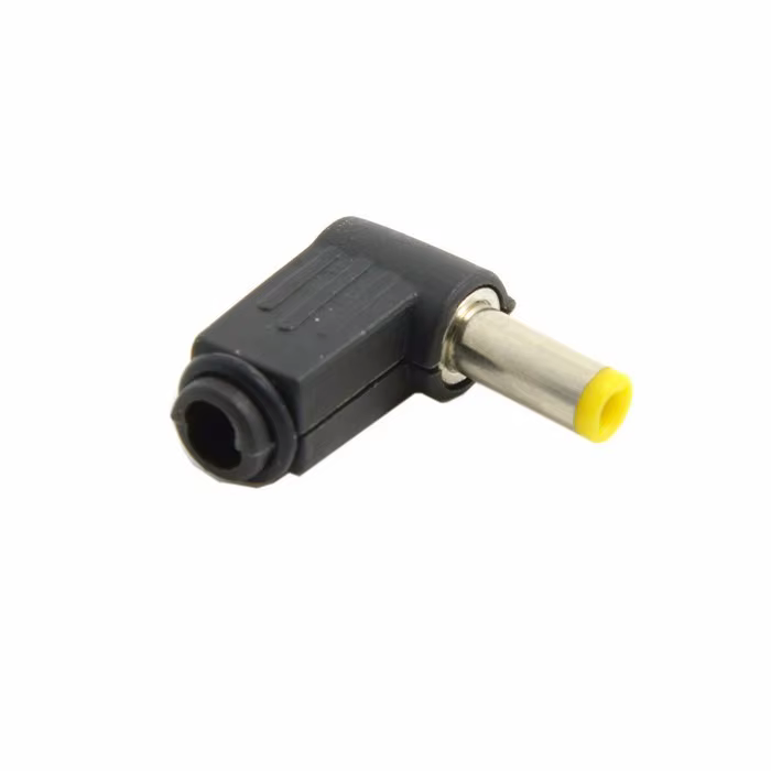 Detalle del conector macho CC acodado con salida lateral