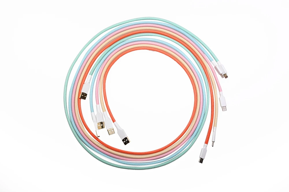 Detalle de los conectores y la funda del cable