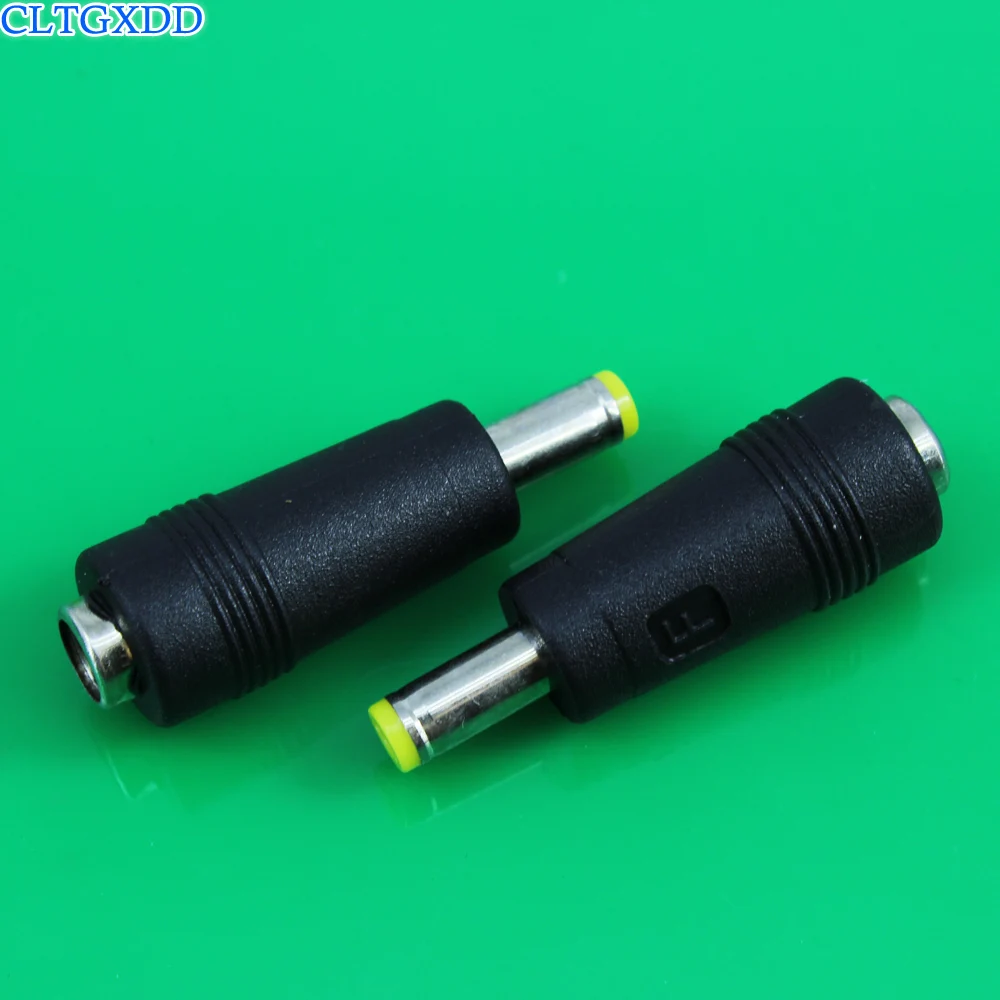 Dos cables negros y amarillos sobre un fondo verde